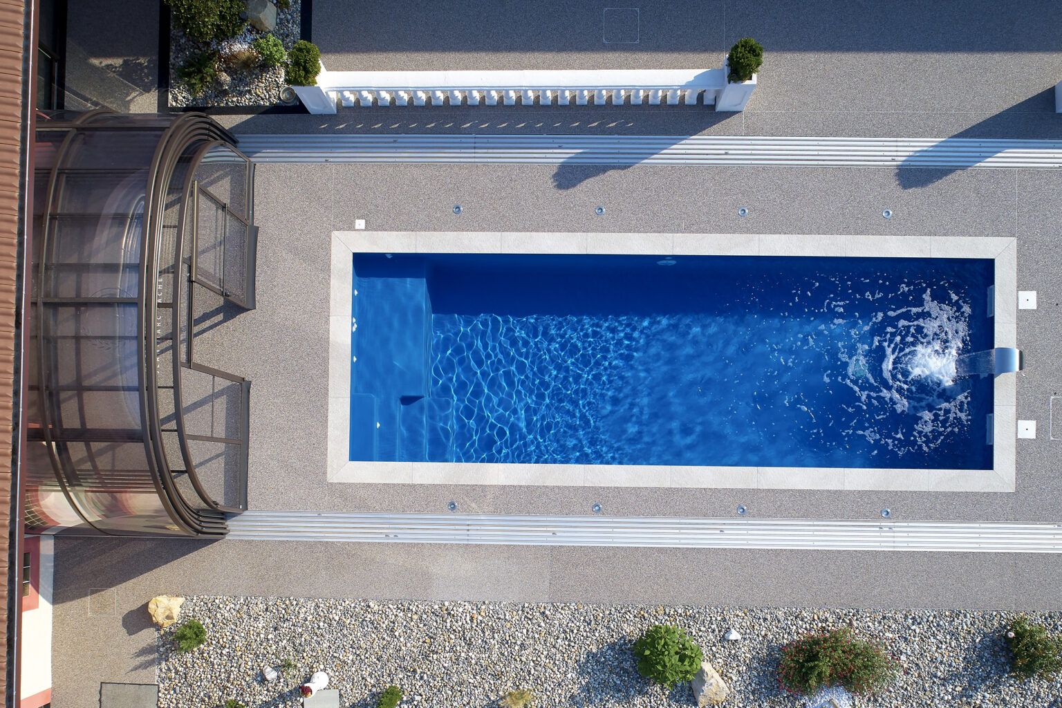 Piscine extérieure bleue avec abri haut