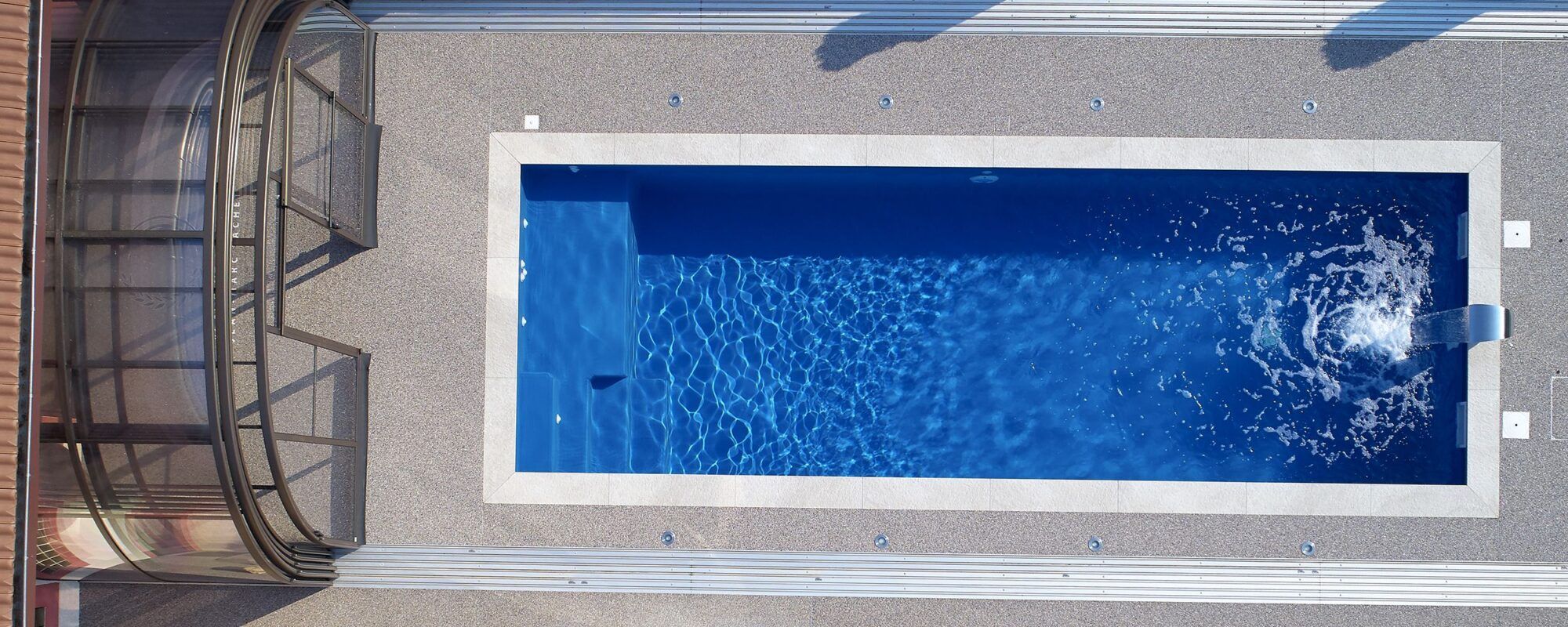 Piscine extérieure bleue avec abri haut