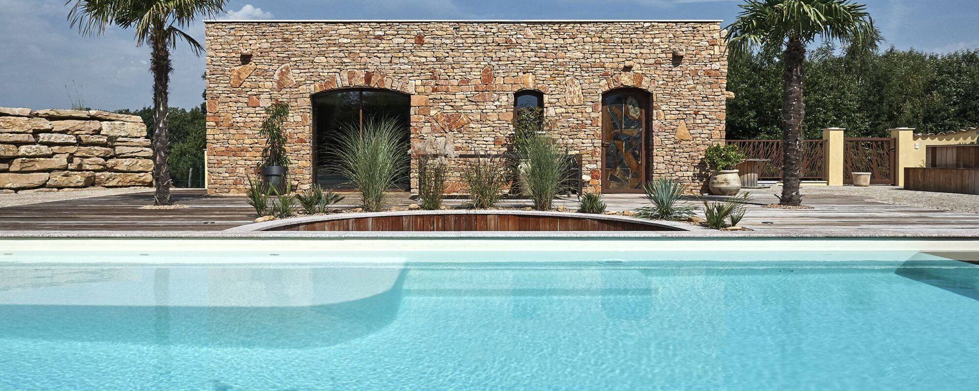 Grande piscine dans un espace extérieur minéral