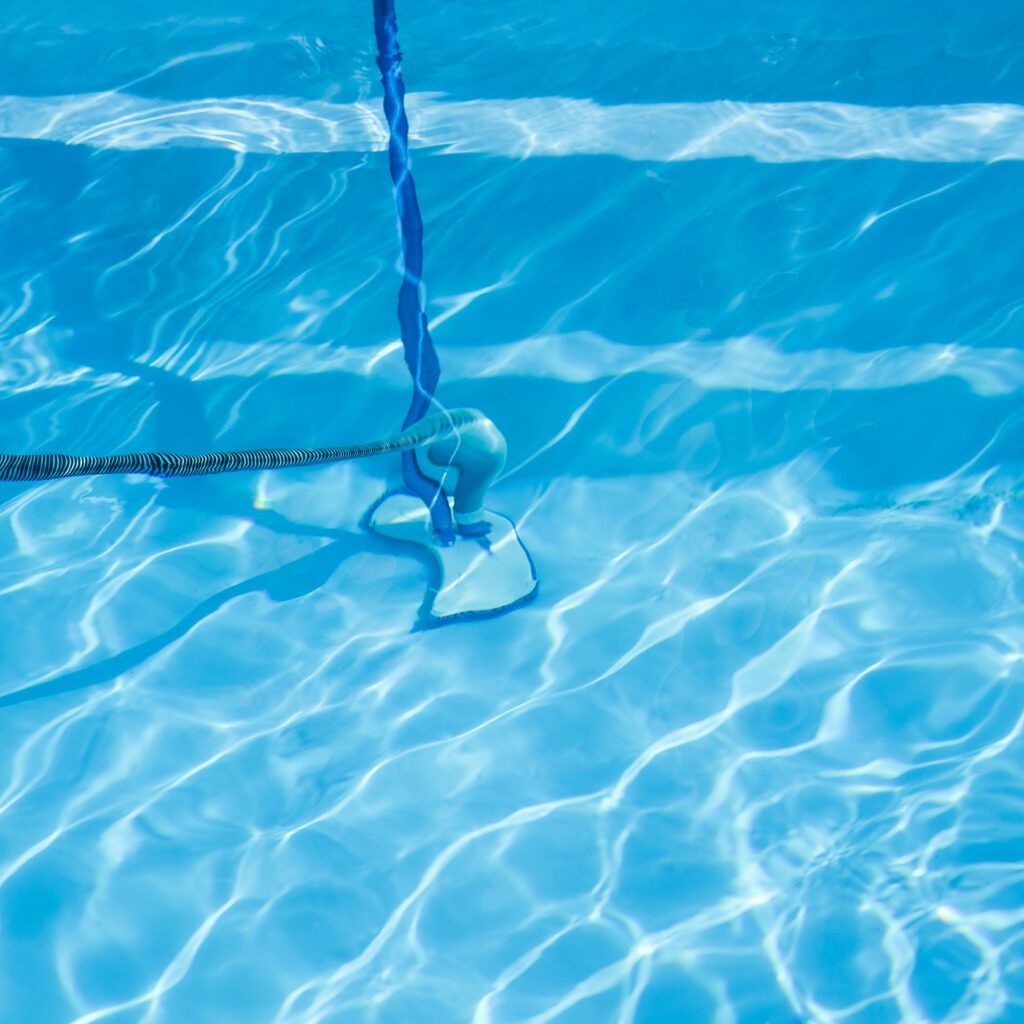 Nettoyer sa piscine avec un balais