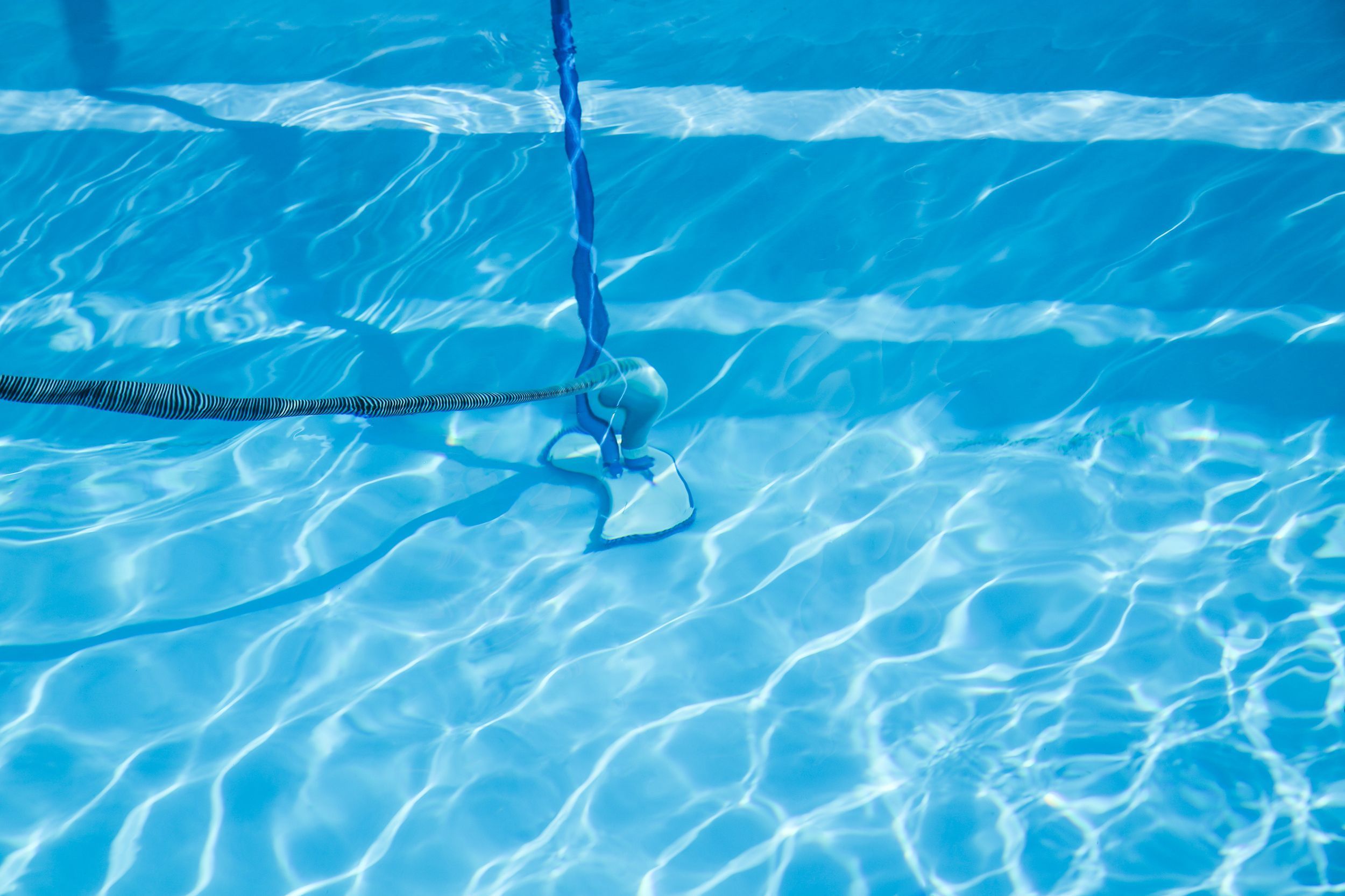 Nettoyer sa piscine avec un balais