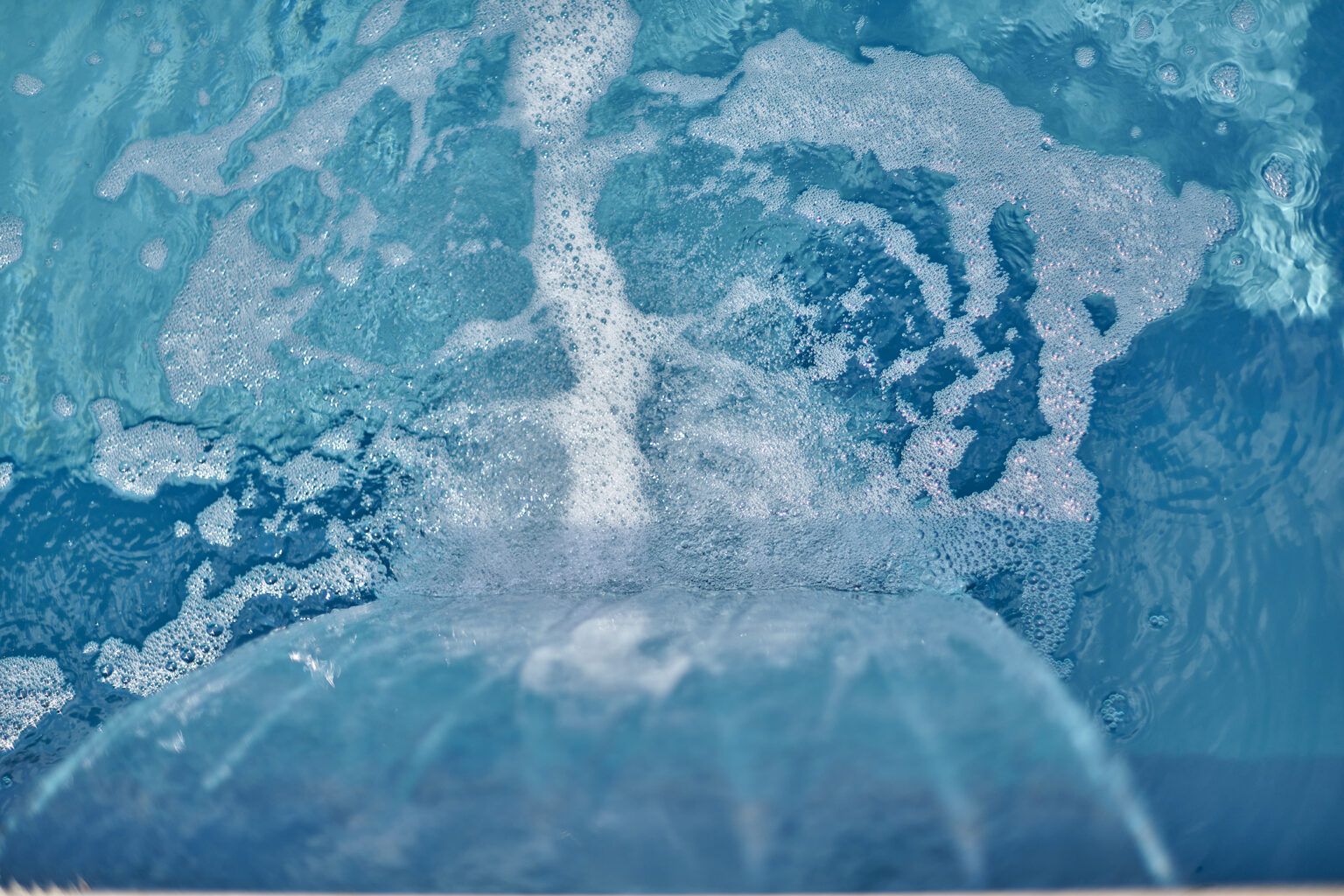 Cascade d'eau dans une piscine