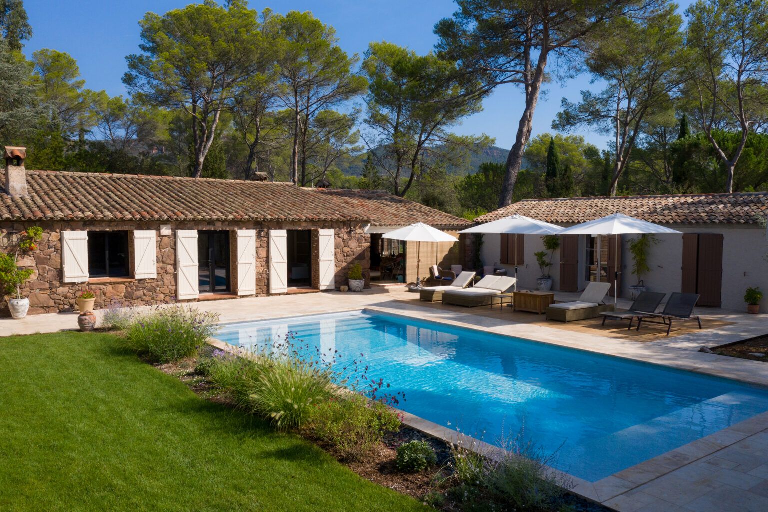 Intégration d'un jardin avec piscine en Provence