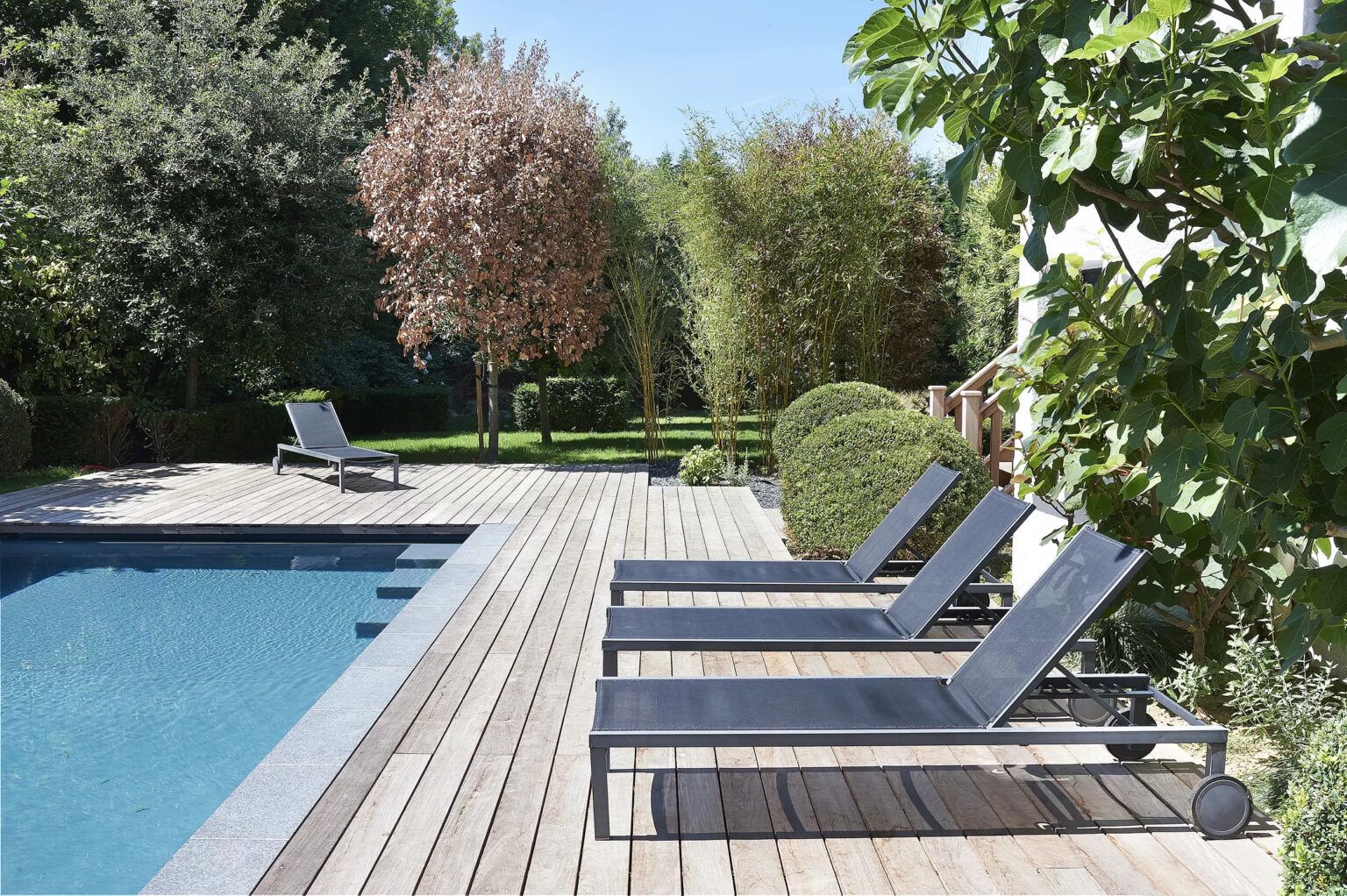Terrasse en bois pour détente au bord d'une piscine
