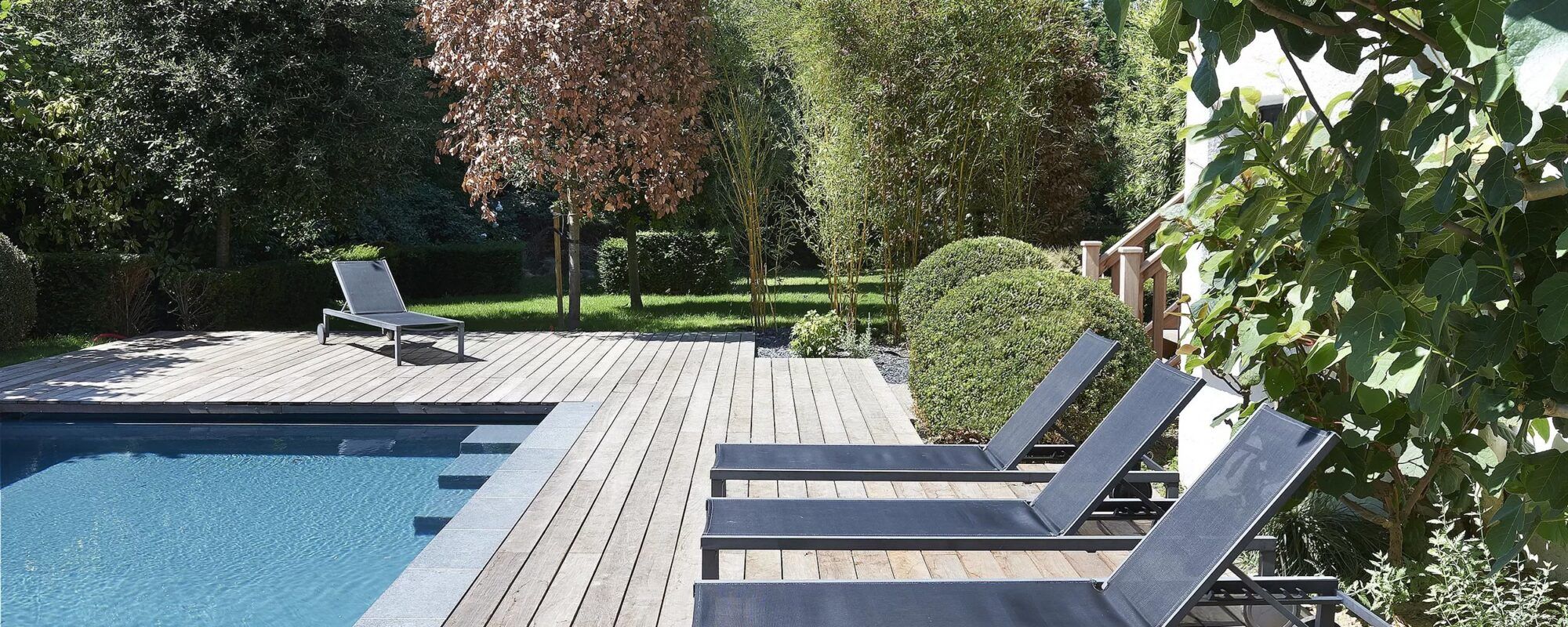 Terrasse en bois pour détente au bord d'une piscine