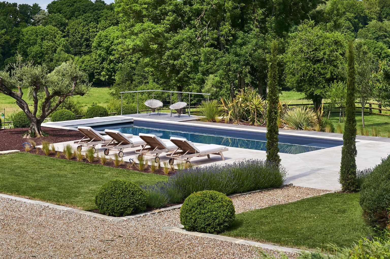 Massif floral aux abords d'une piscine extérieure