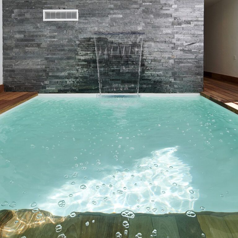 Mini piscine avec cascade