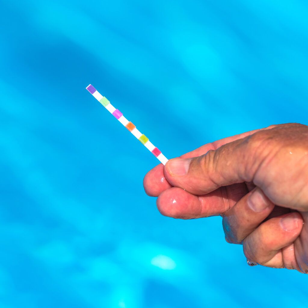 Test PH eau de piscine - © Shutterstock