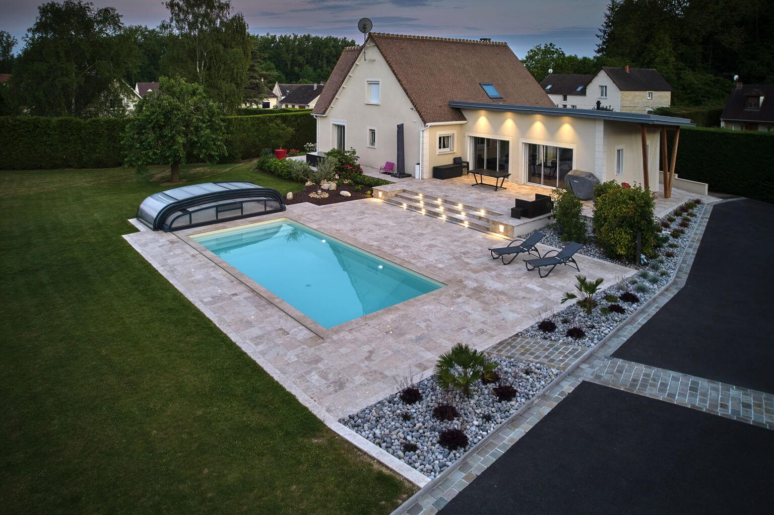 Piscine sur terrasse éclairée