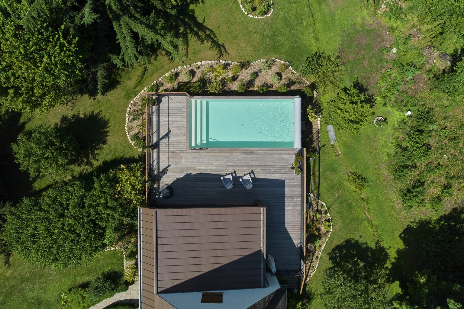 Piscine dans jardin aménagé