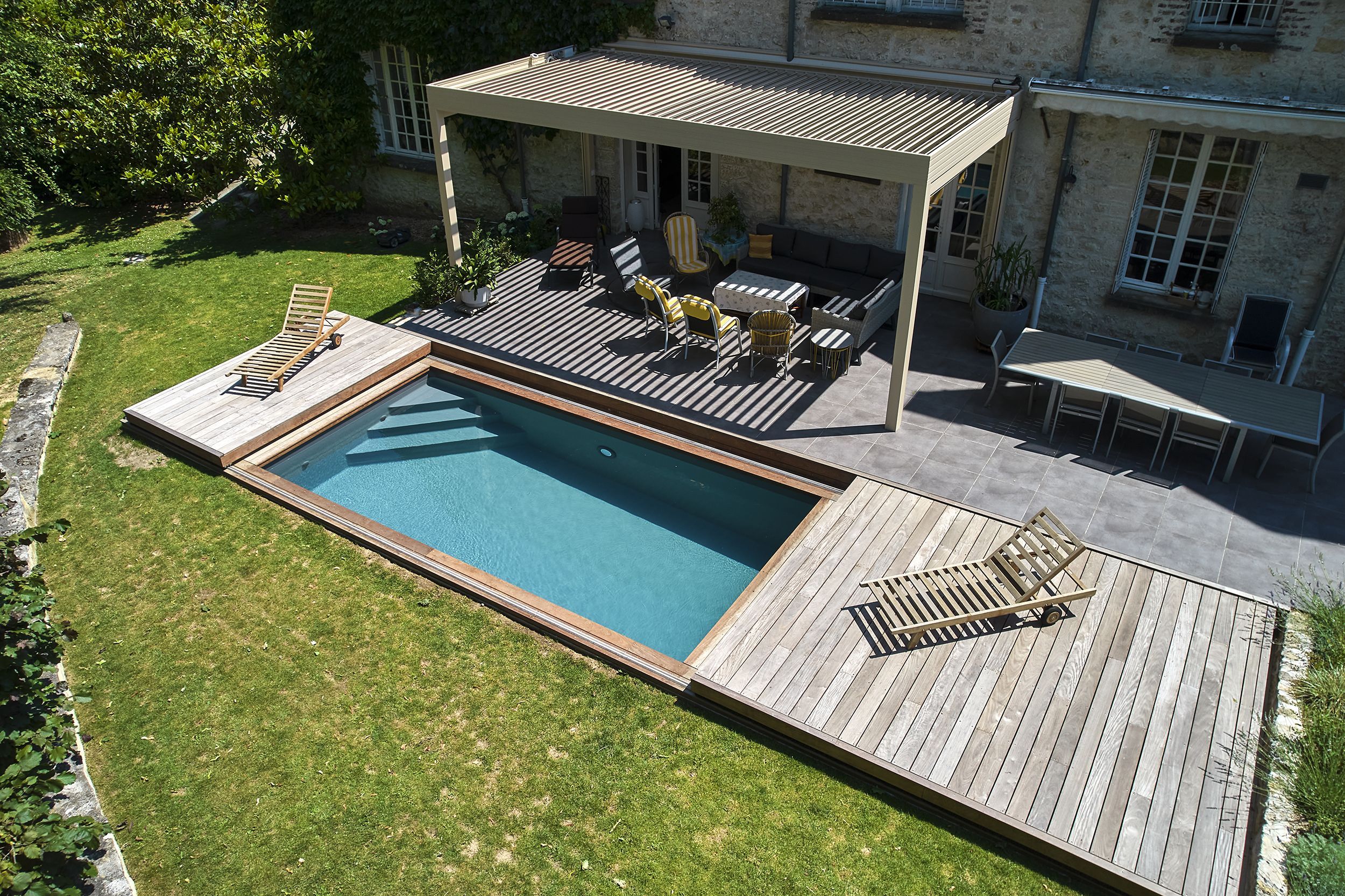 Piscine avec terrasse mobile