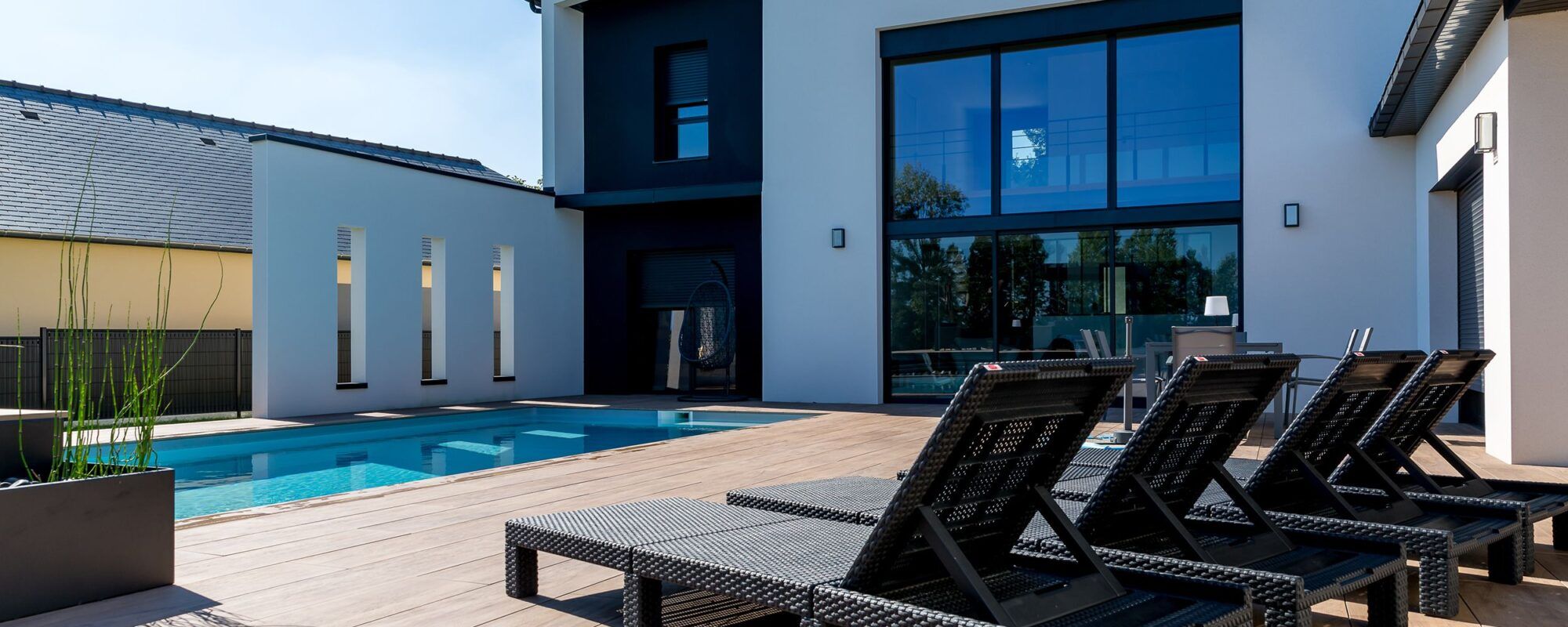 Piscine extérieure dans une maison moderne d'architecte