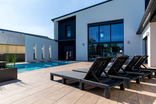 Piscine extérieure dans une maison moderne d'architecte