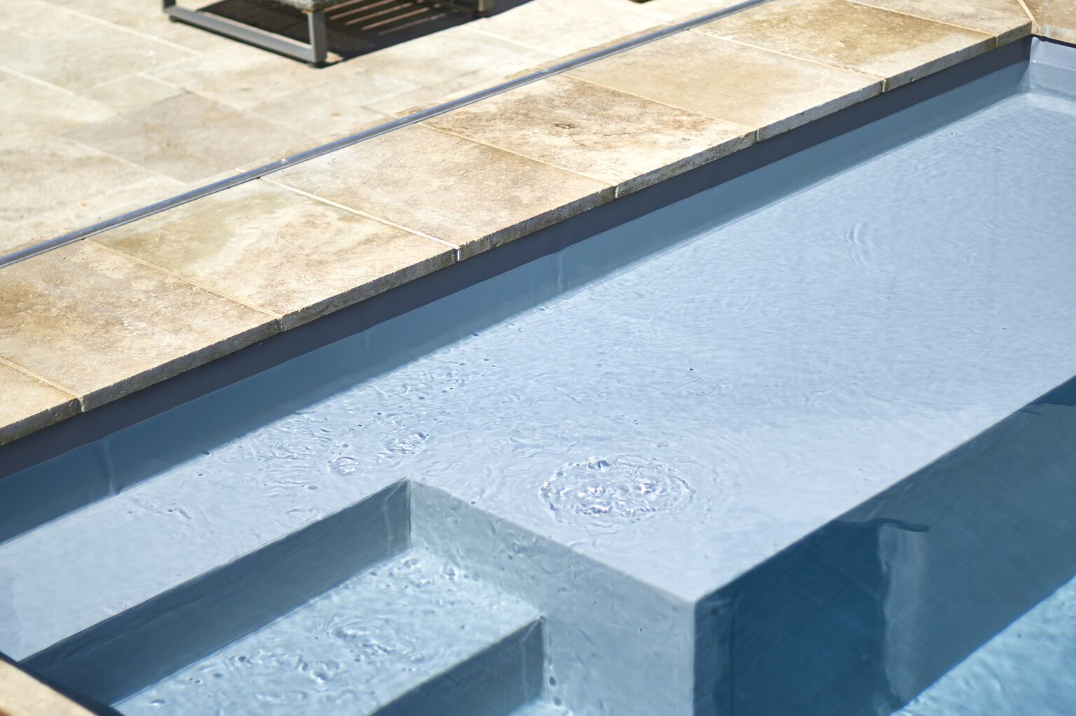 Escalier de piscine avec banquette