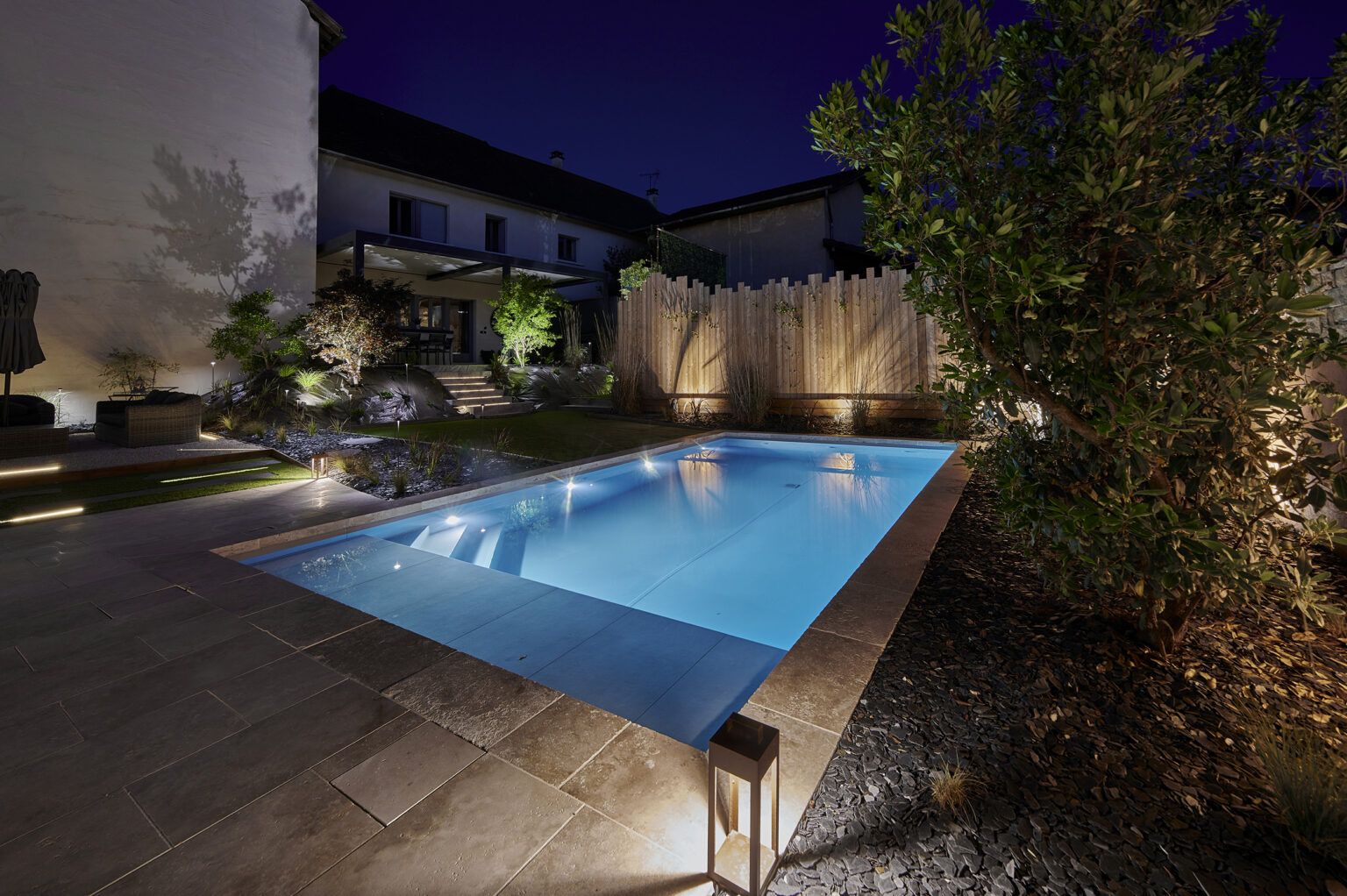 Piscine avec spots led de nuit