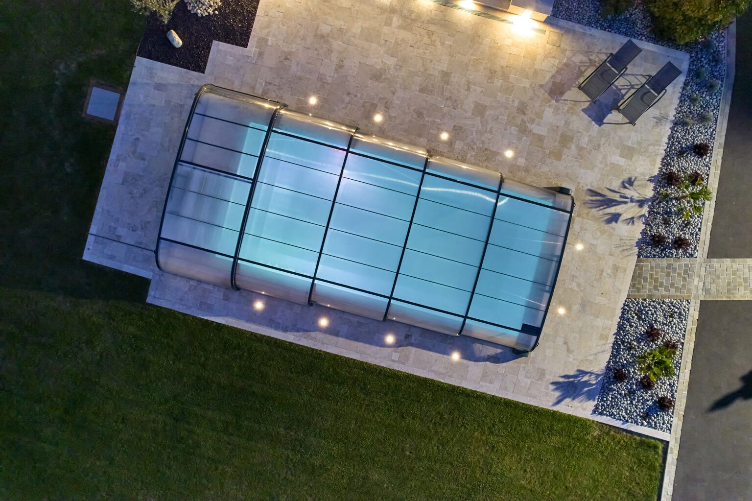 Piscine avec abri vue nocturne de dessus