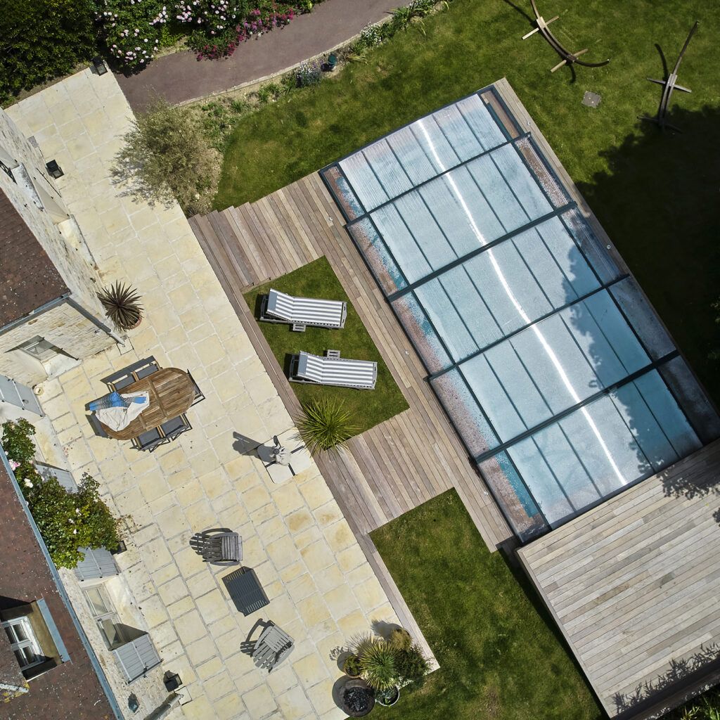 Abri de piscine avec terrasse en bois