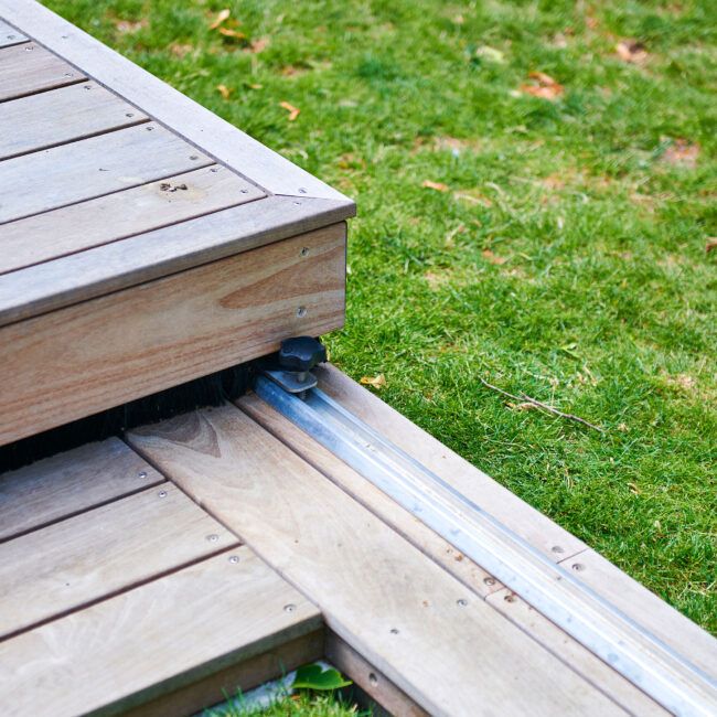 Abri de piscine avec ou sans rail ?