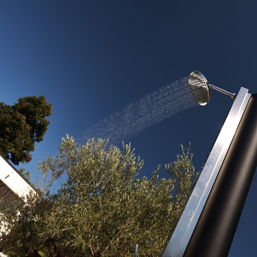 Piscine avec douche solaire, abri Outdoor et système domotique