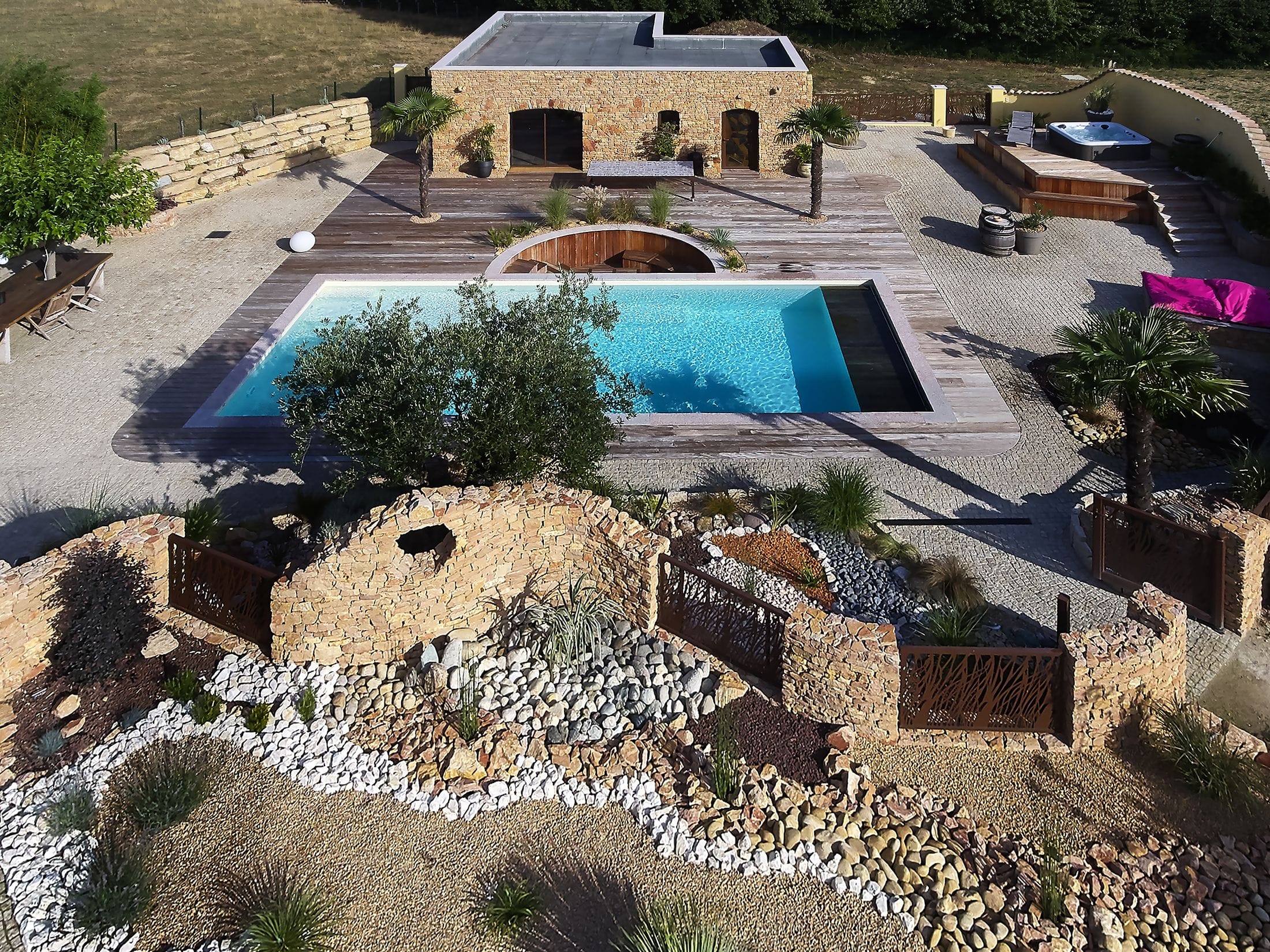 Piscine lagon et spa 5 places pour un espace wellness ultime