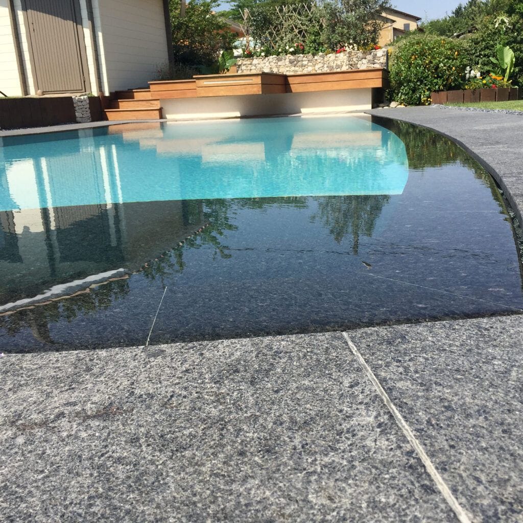 Piscine à débordement miroir forme libre sur mesure