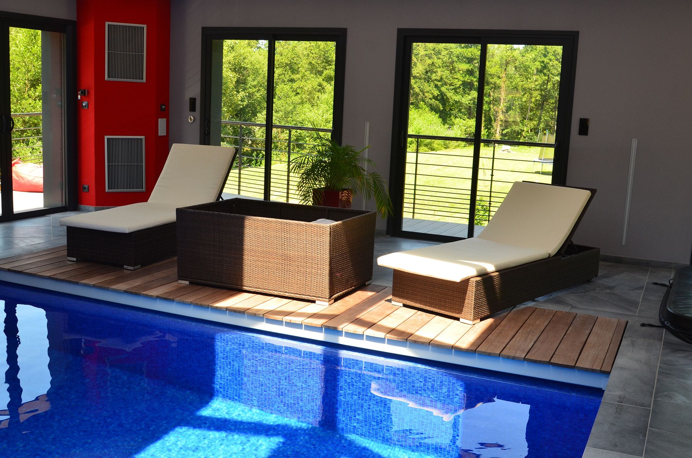 Piscine intérieure rectangulaire avec escalier d'angle et revêtement mosaïque