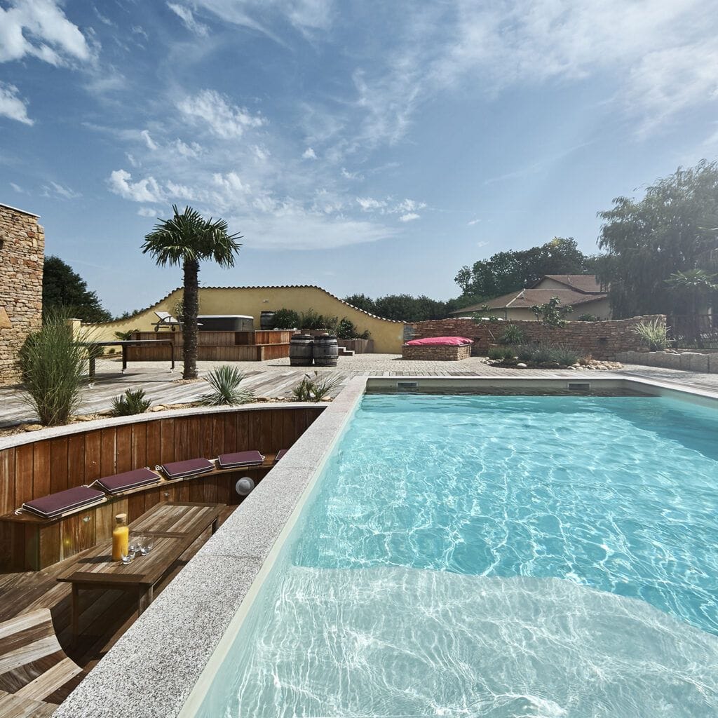 Piscine lagon et spa 5 places pour un espace wellness ultime