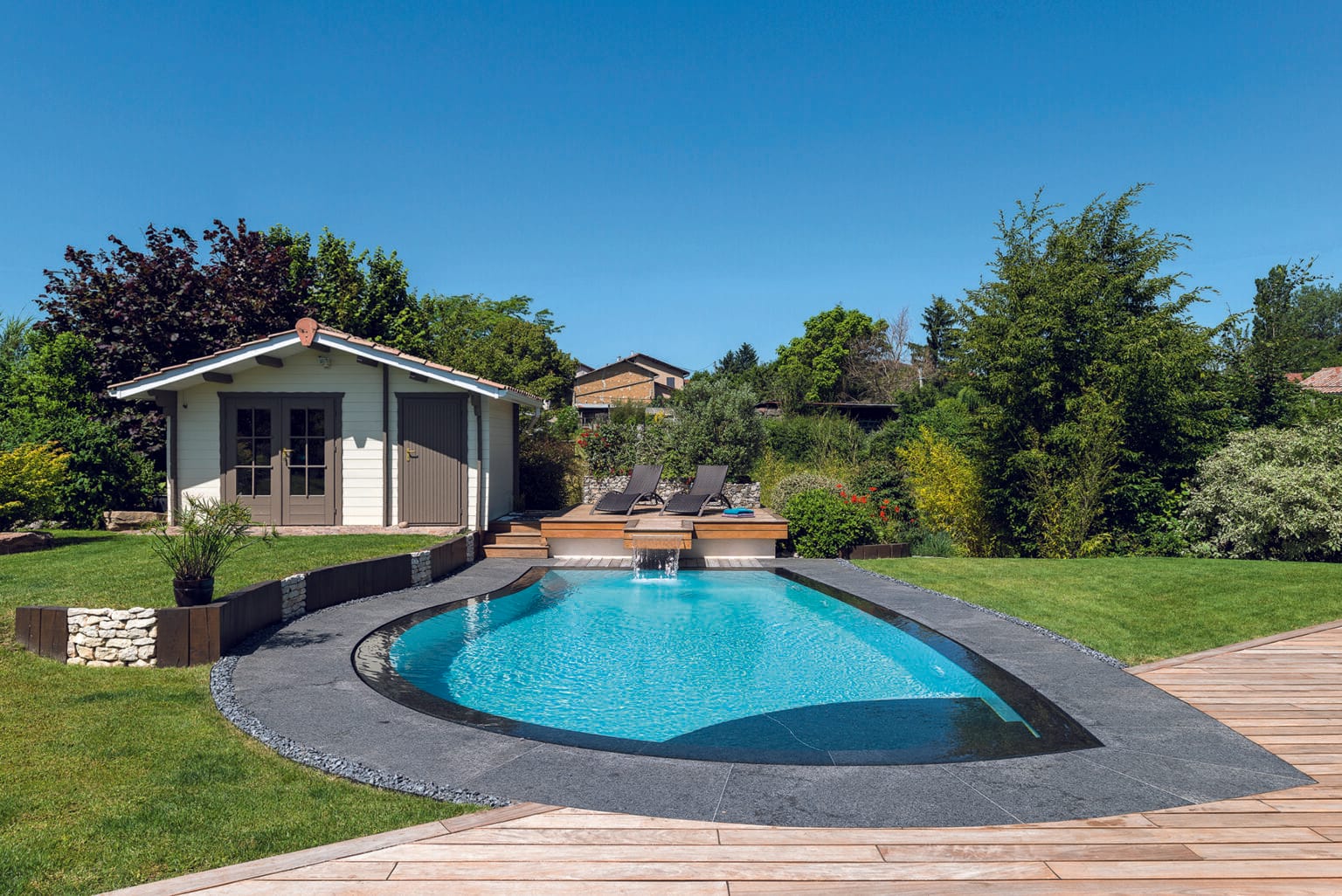 Piscine à débordement miroir forme libre sur mesure