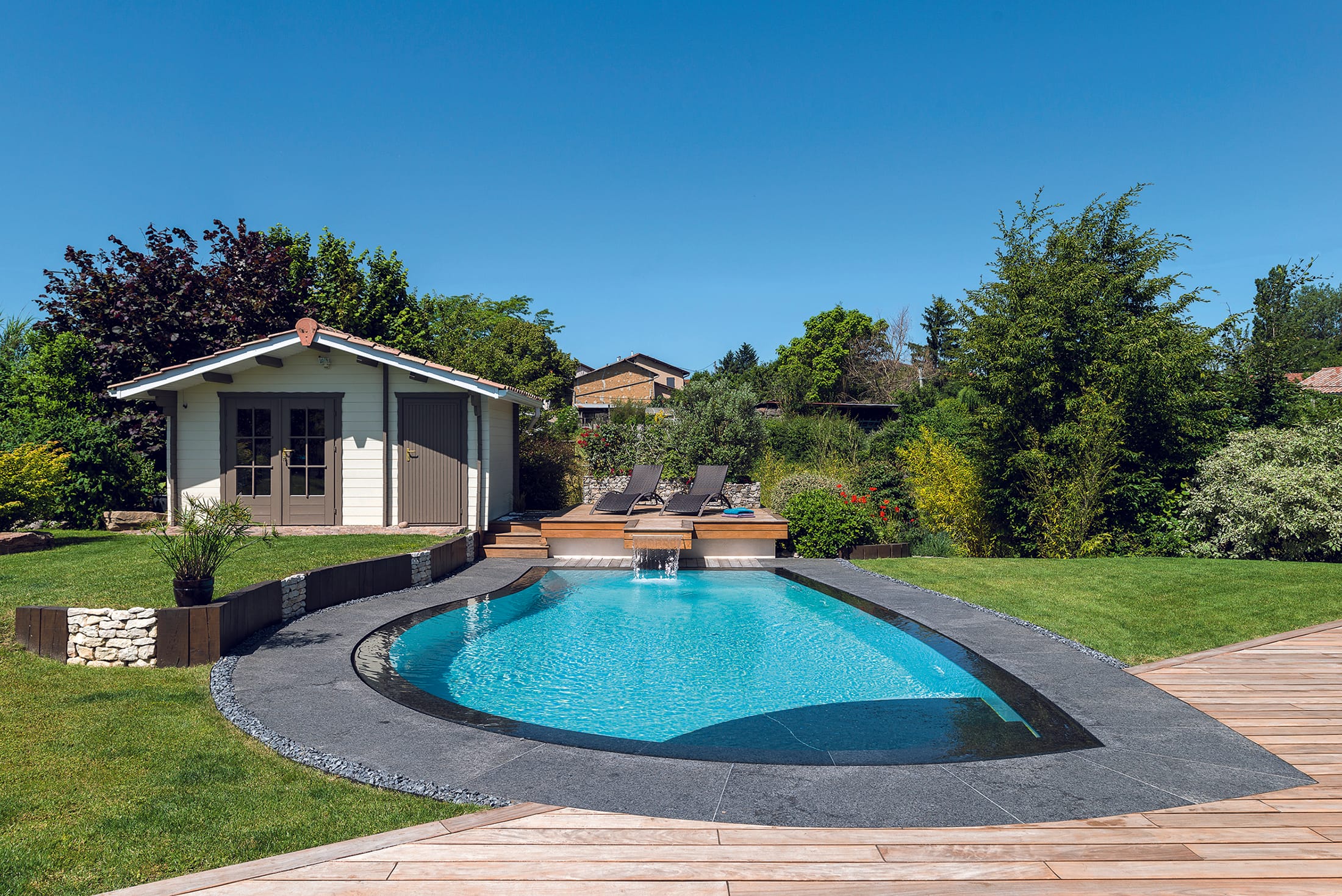 Piscine miroir de luxe avec surface affleurante et reflet des façades