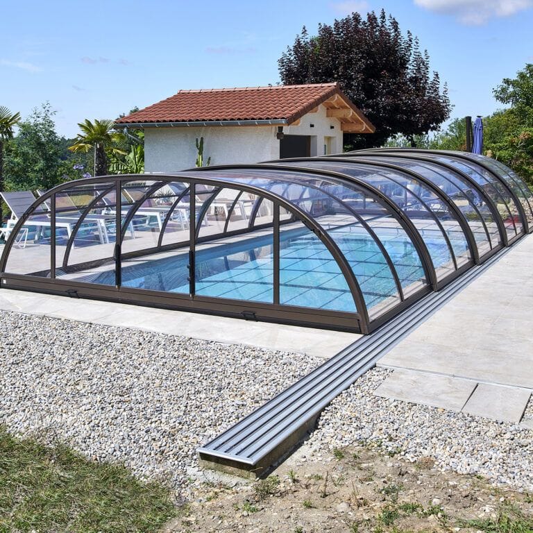 Abri mi-haut - piscine extérieure de 8x4 m