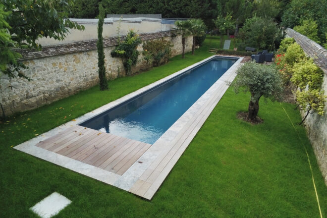 Couloir de nage de 2.50 x 19 m avec margelles en Travertin
