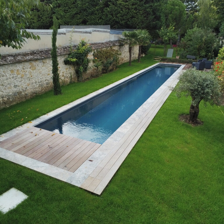 Couloir de nage de 2.50 x 19 m avec margelles en Travertin