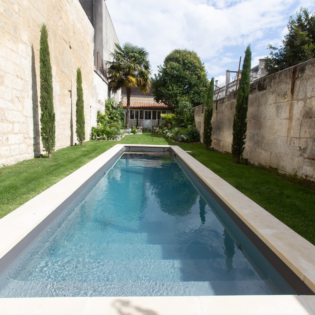 Couloir de nage esprit bassin de ville avec escalier pleine largeur