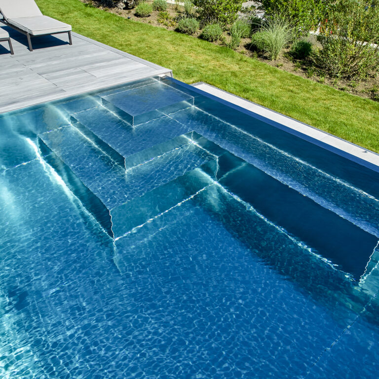 Escalier d'angle de piscine en inox