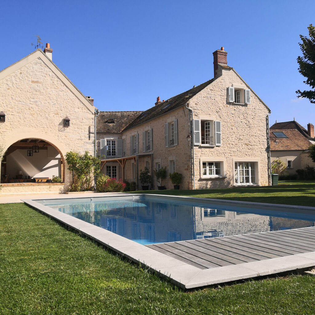 Piscine en béton de 11 x 4.50 m avec margelles en pierre naturelle