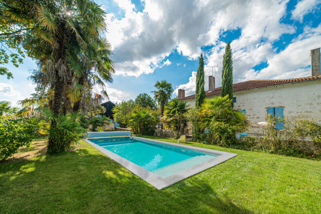 Piscine coque grise avec volet hors-sol