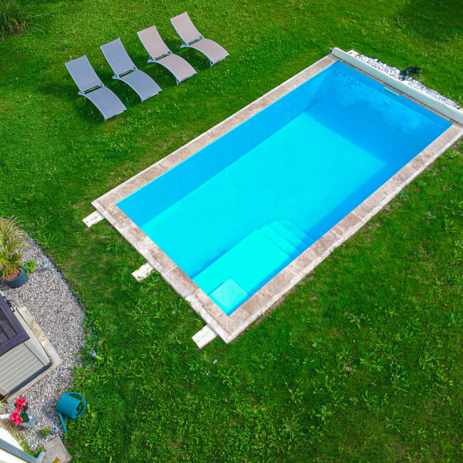 Piscine coque polyester bleue avec escalier