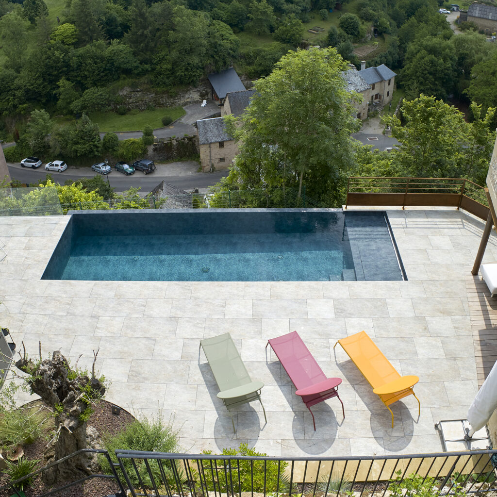 Piscine à débordement dans un site classé