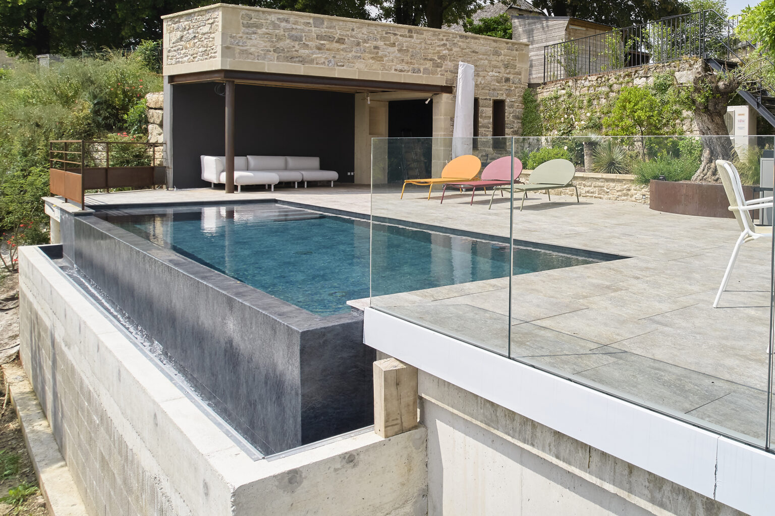 Piscine à débordement avec revêtement membrane armée