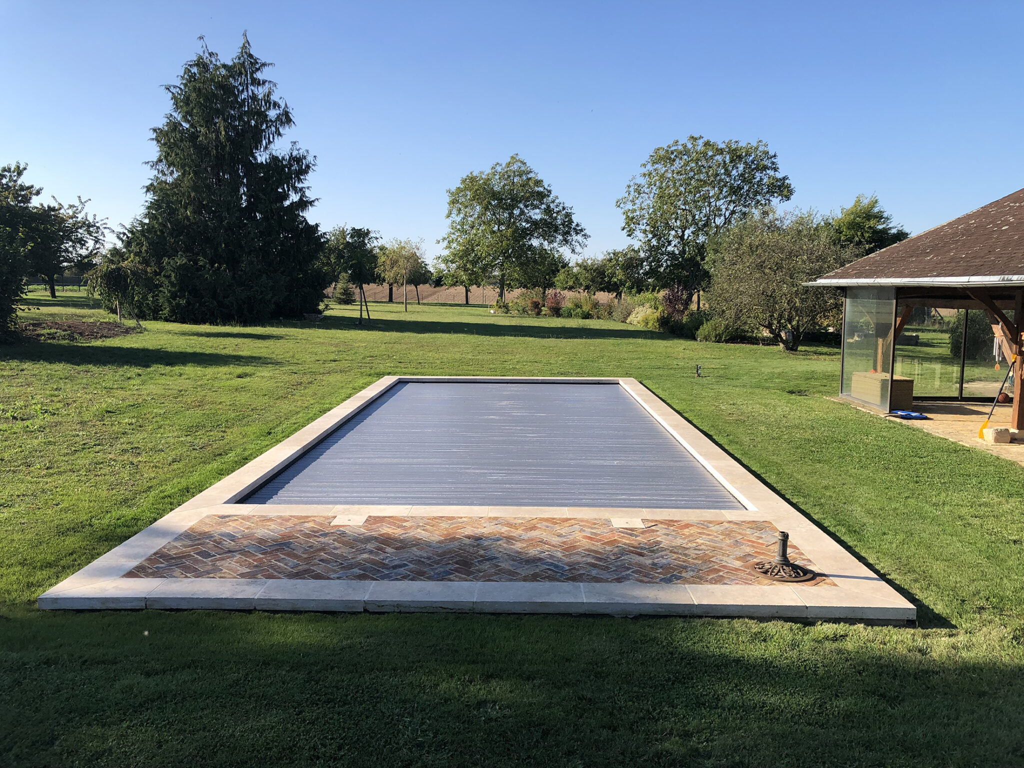 Piscine avec volet immergé