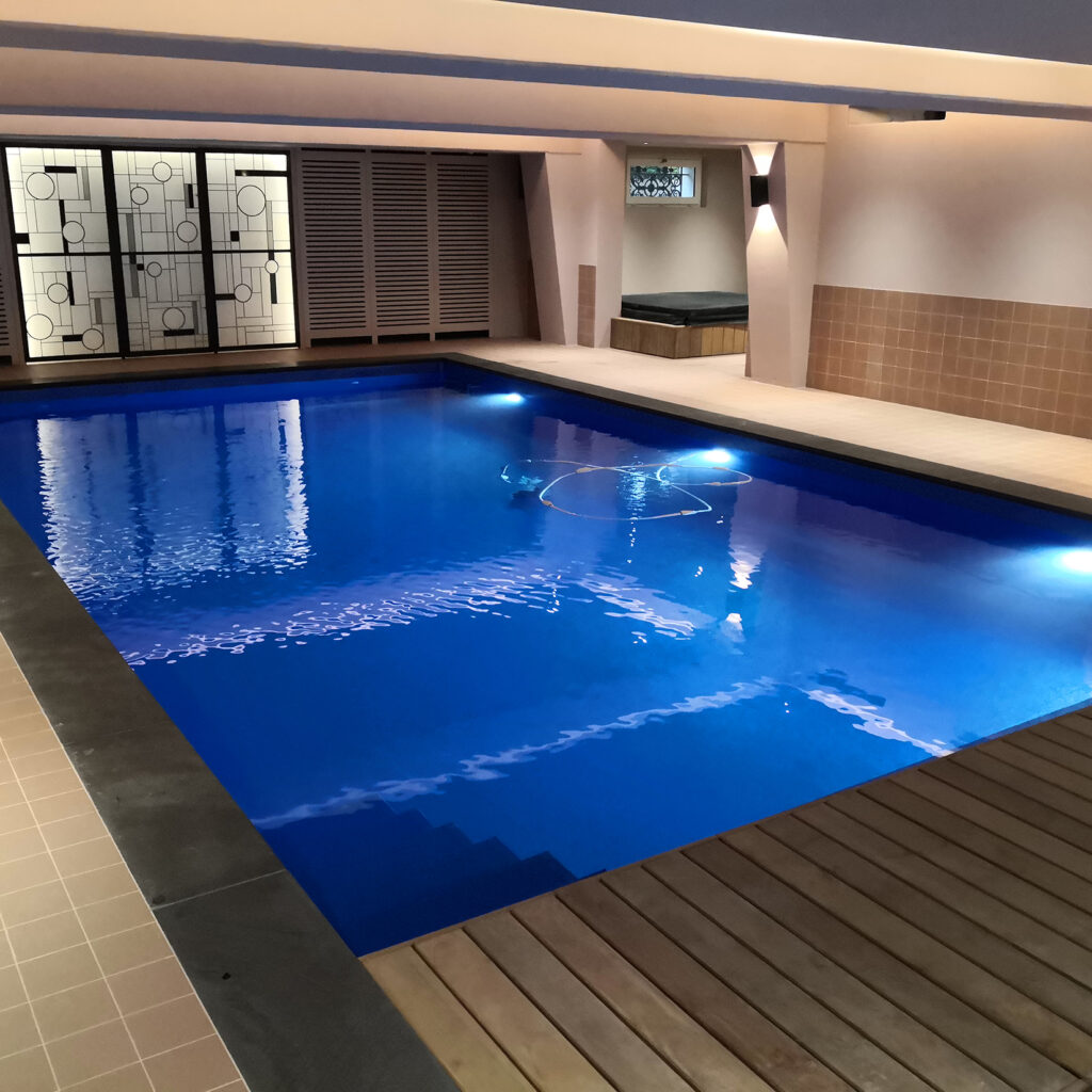 Piscine intérieure avec espace bien-être