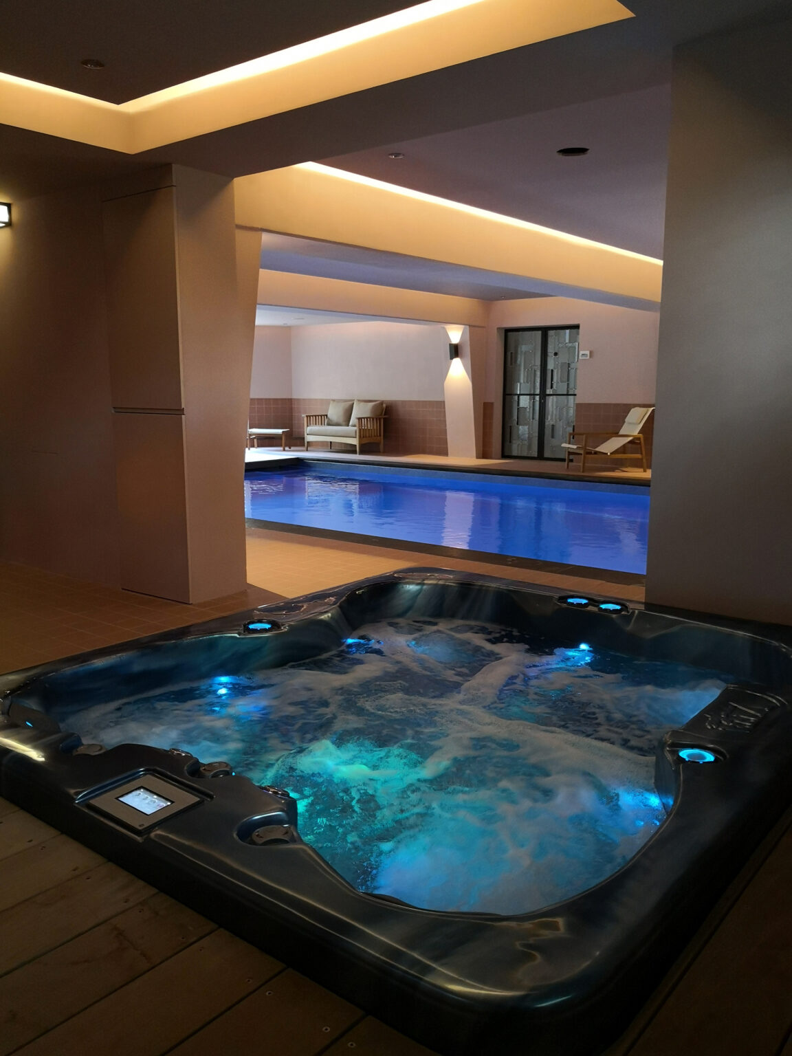 Piscine intérieure avec espace bien-être et spa
