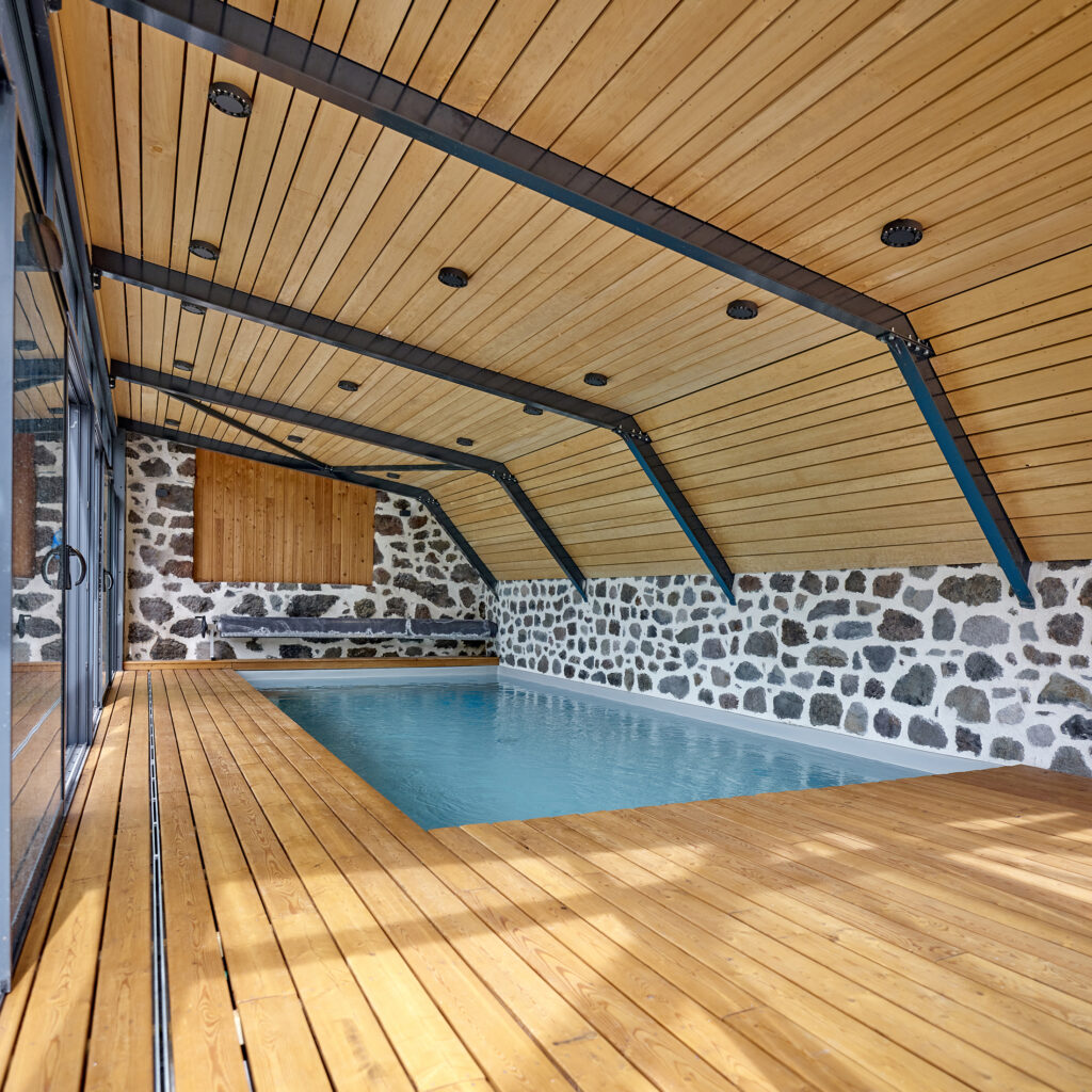 Piscine intérieure dans une architecture industrielle