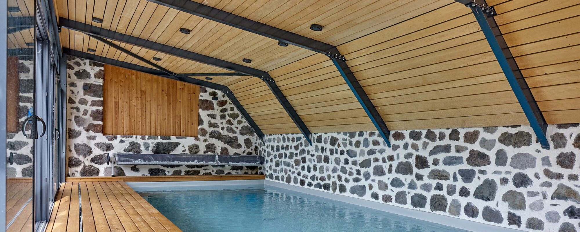 Piscine intérieure dans une architecture industrielle