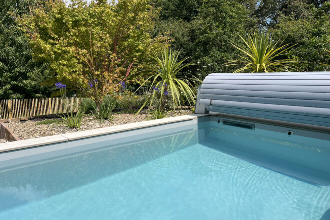 Piscine rectangulaire extérieure avec volet roulant hors-sol