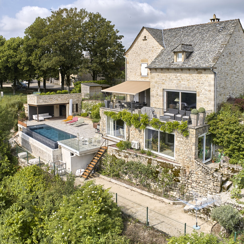 Piscine à débordement de charme