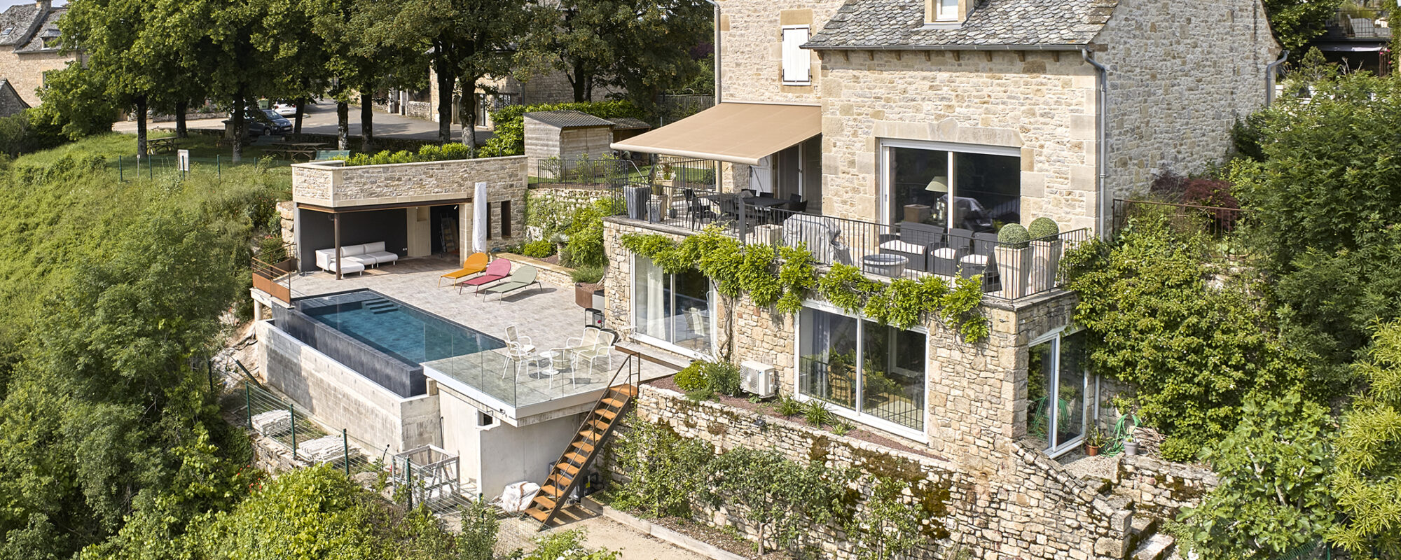 Piscine à débordement de charme