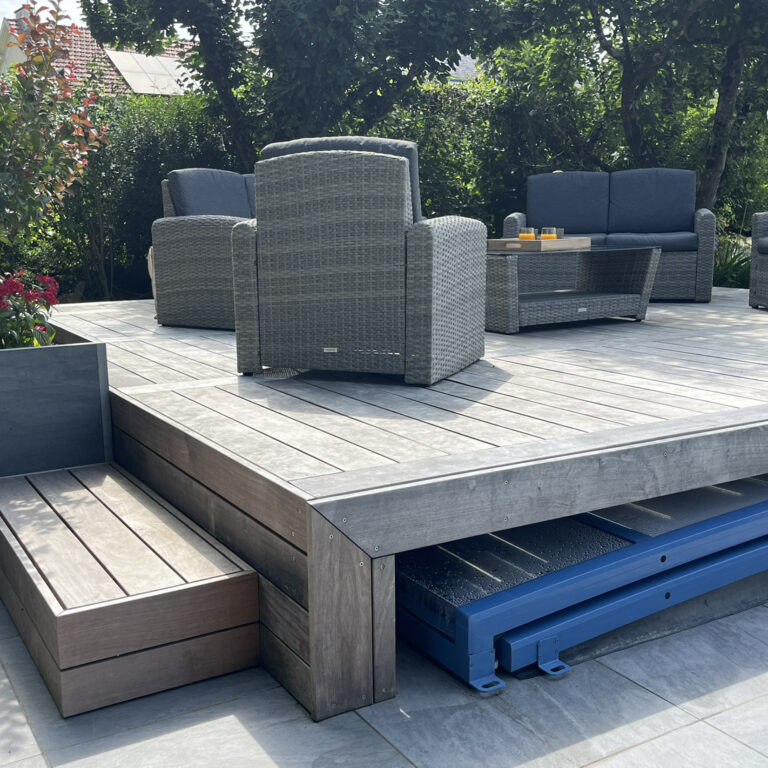 Terrasse en bois avec abri encastré