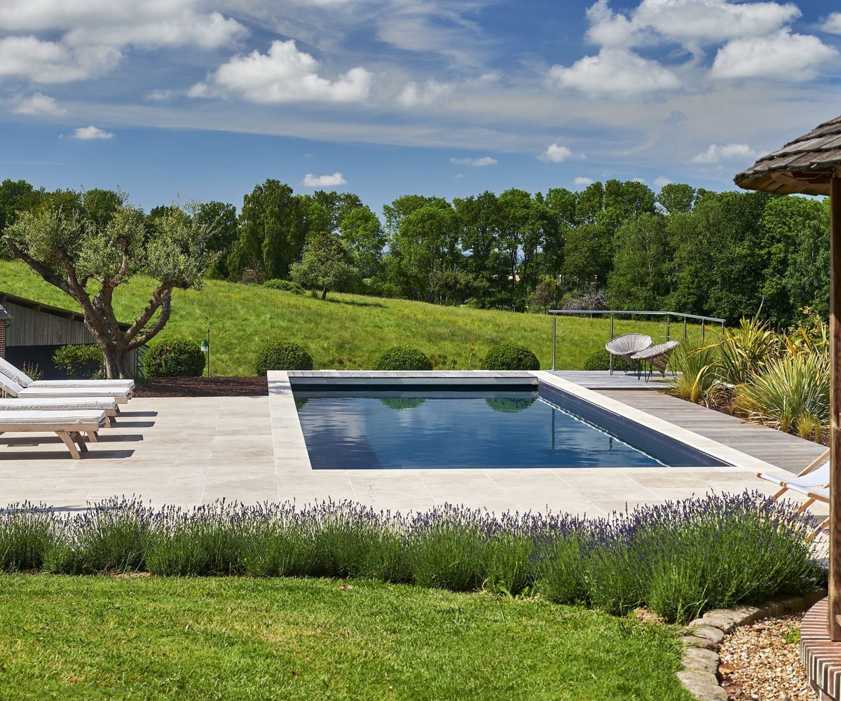 Aménagement extérieur avec piscine sans abri