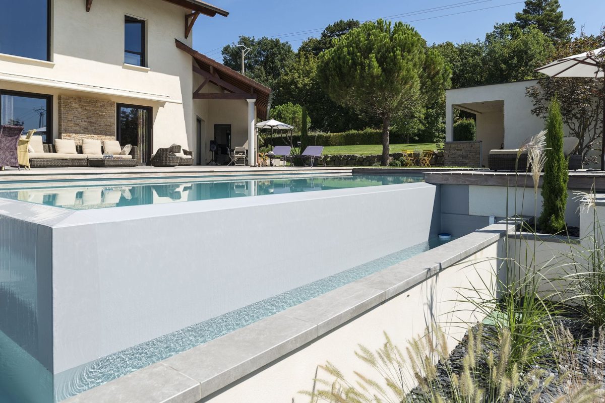 Piscine à débordement sur deux côtés, membrane armée gris clair